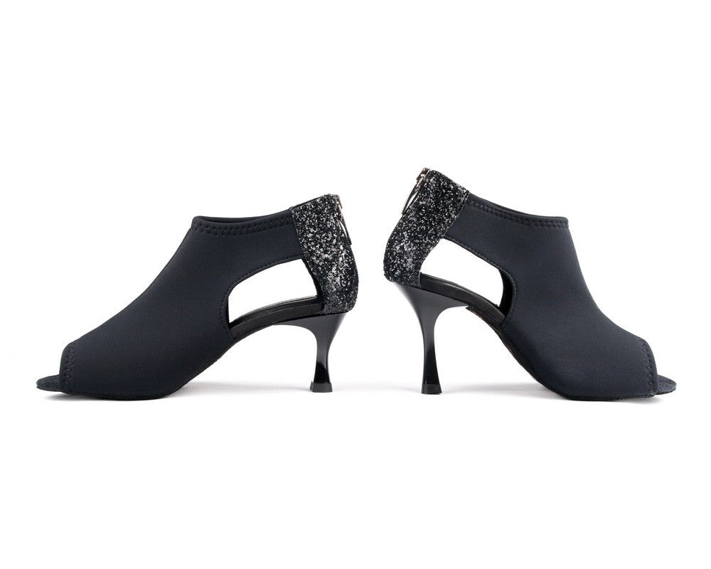 Seitenansicht der Portdance PD810 Tanzschuhe aus schwarzem Neopren mit offenen Zehen und glitzerndem Absatz auf weißem Hintergrund.